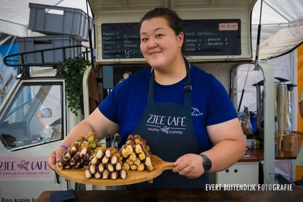 Barista met een plank vol Siciliaanse cannoli