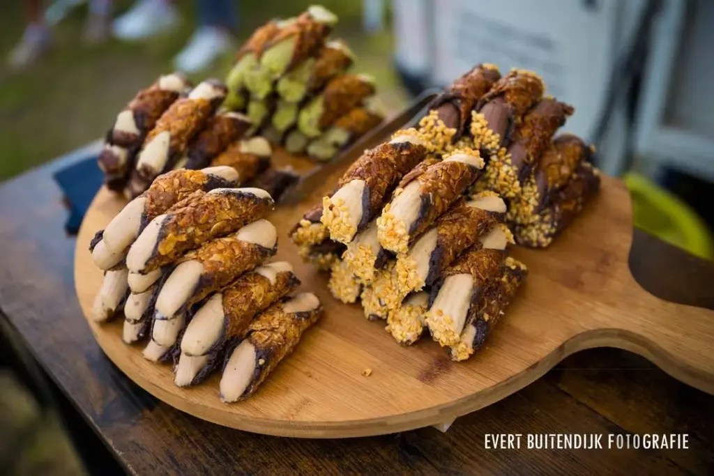 Siciliaanse Cannolo Croccante op een houten plank
