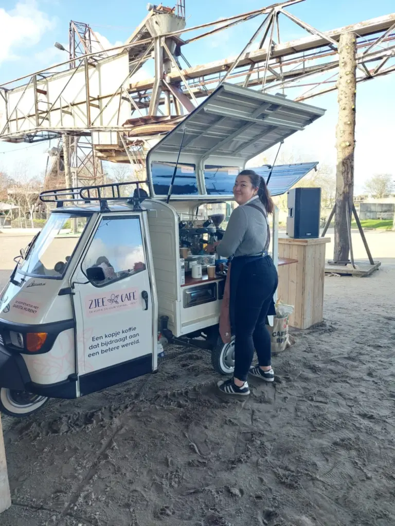 Barista naast de Piaggio-koffiebar